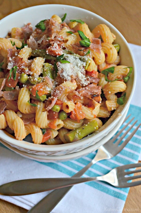 One Pot Tomato Asparagus and Prosciutto Pasta