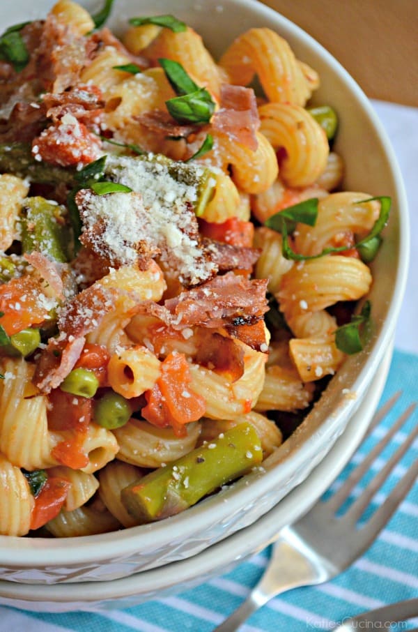One Pot Tomato Asparagus and Prosciutto Pasta