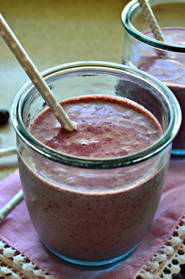 Grassfed Blueberry & Almond Smoothie Recipe using the new @Stonyfield Grassfed Yogurt #StonyfieldBlogger