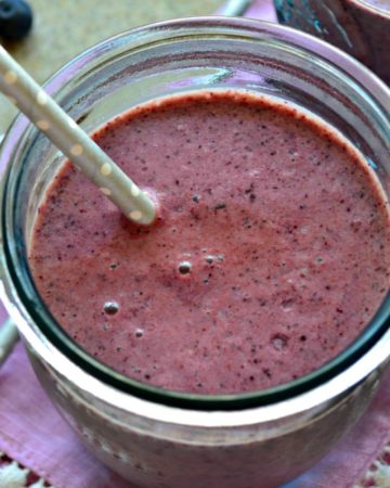Grassfed Blueberry & Almond Smoothie Recipe using the new @Stonyfield Grassfed Yogurt #StonyfieldBlogger