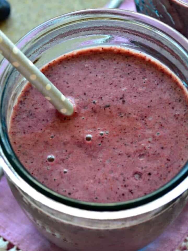 Grassfed Blueberry & Almond Smoothie Recipe using the new @Stonyfield Grassfed Yogurt #StonyfieldBlogger