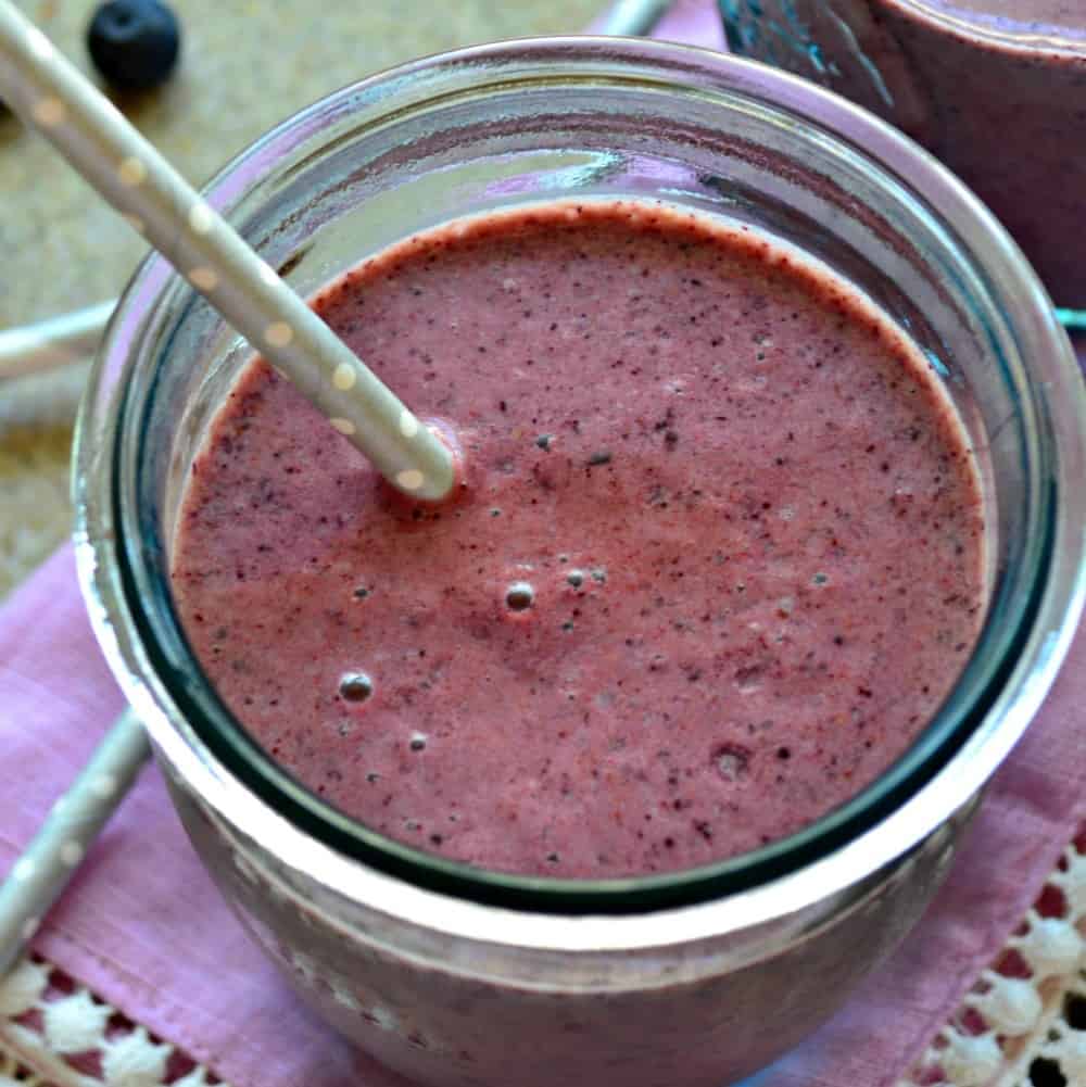 Grassfed Blueberry & Almond Smoothie Recipe using the new @Stonyfield Grassfed Yogurt #StonyfieldBlogger