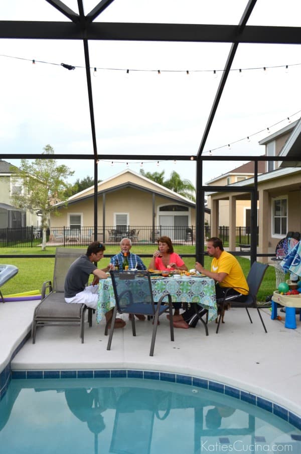 Paella Party with family eating together #CelebrateOutdoors