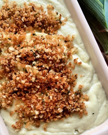 Rectangular dish with Cauliflower puree with breadcrumbs.