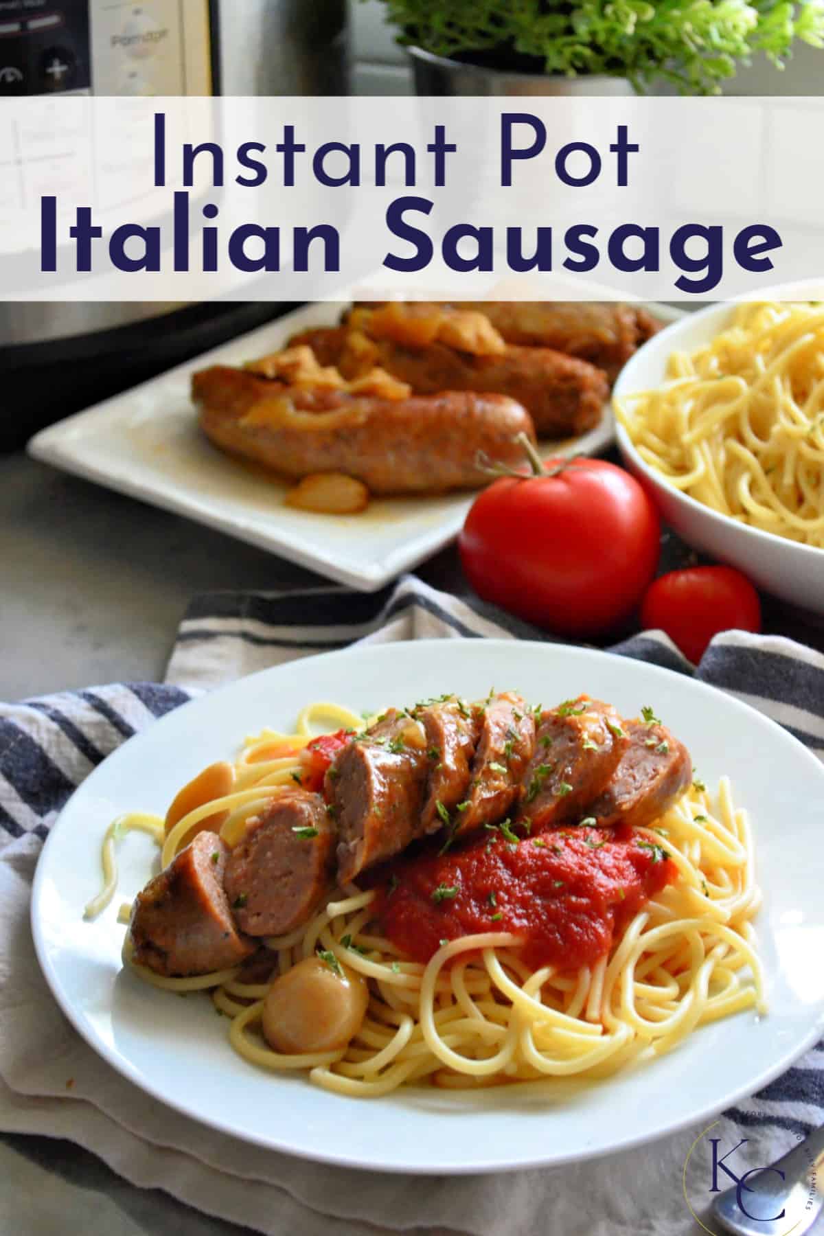  pläterad spaghetti med marinara, örter och skivad italiensk korv med titeltext.