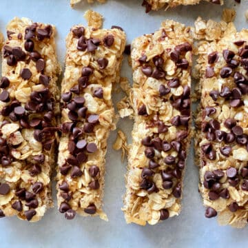 Top view of 6 granola bars with mini chocolate chips on top.