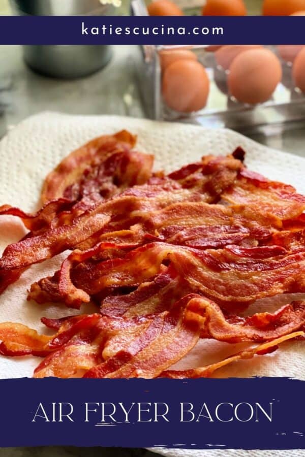 Eleven cooked slices of bacon resting on paper towel with title text on bottom