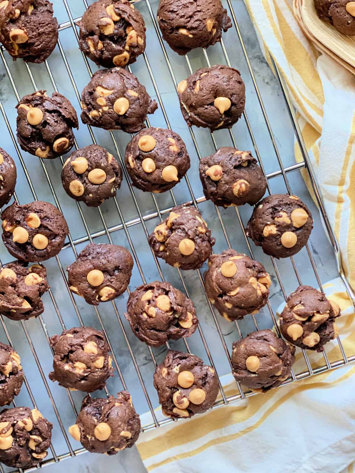 Top view of wire rack filled with chocolate peanut butter chip cookies.