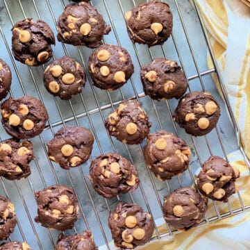 Top view of chocolate cookies on aa wire rack.