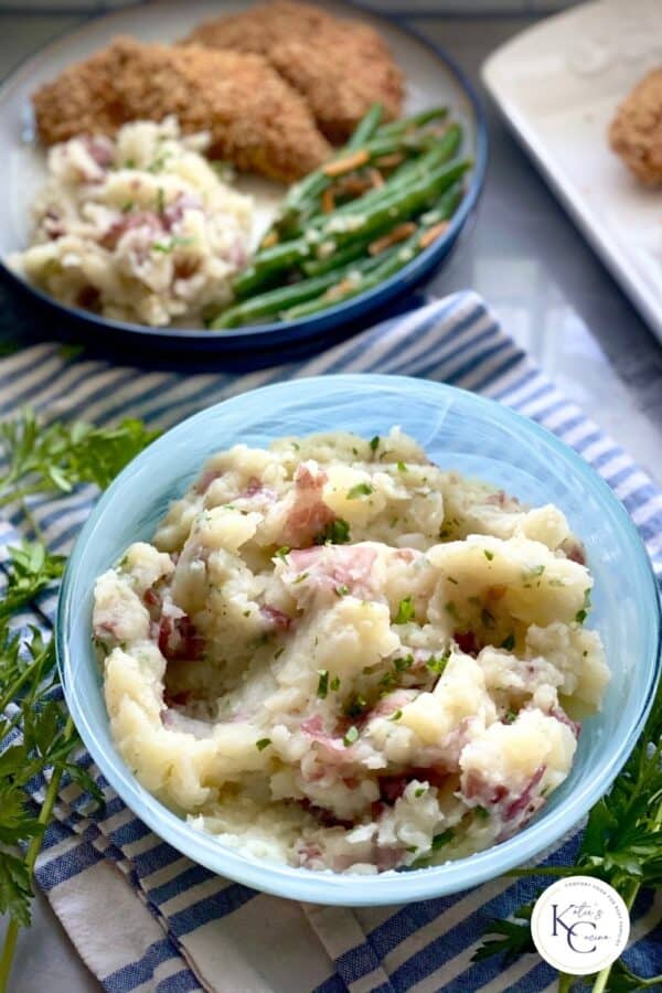 Mashed potato and cauliflower in a blue serving dish